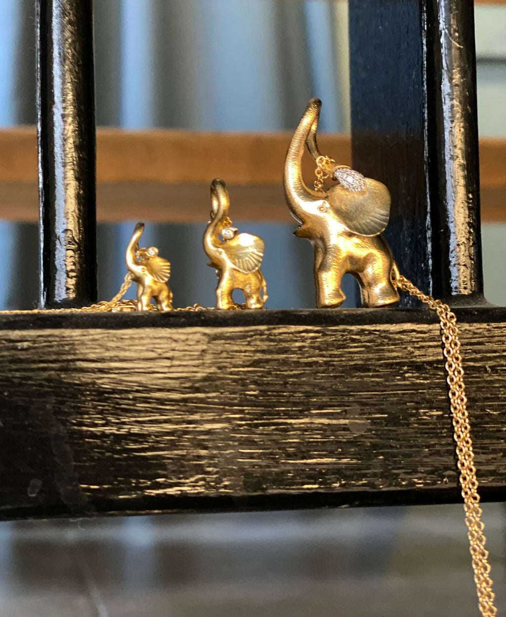 Small Elephant Charm 18K Gold Pendant w. Diamond