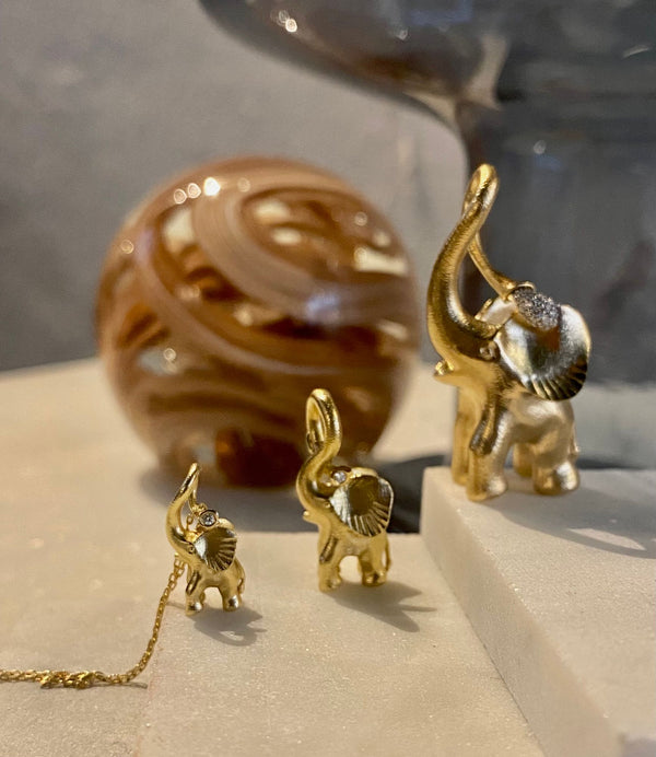 Small Elephant Charm 18K Gold Pendant w. Diamond