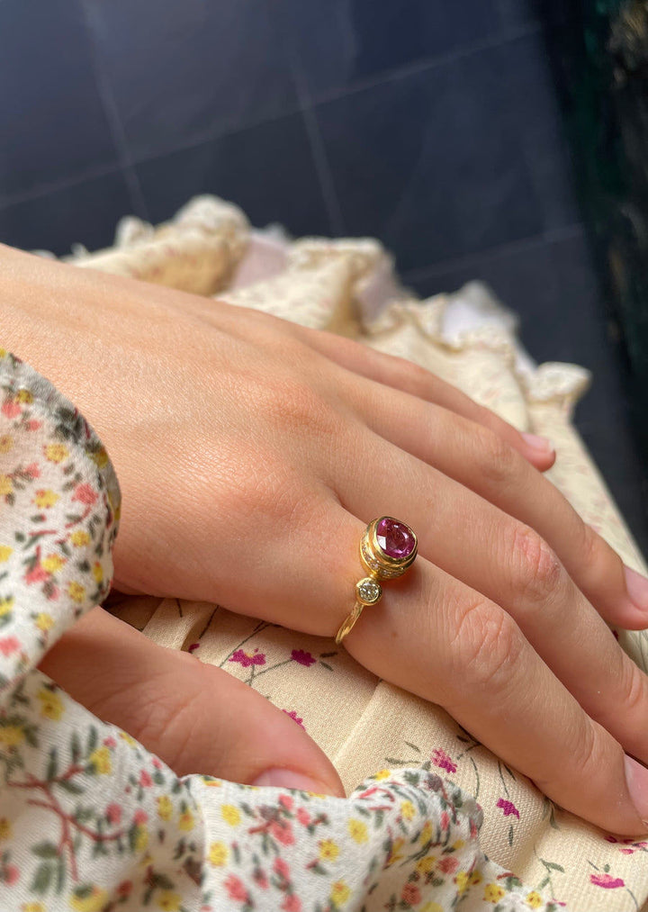 Cocktail 18K & 22K Gold Ring w. pink sapphire & Diamonds