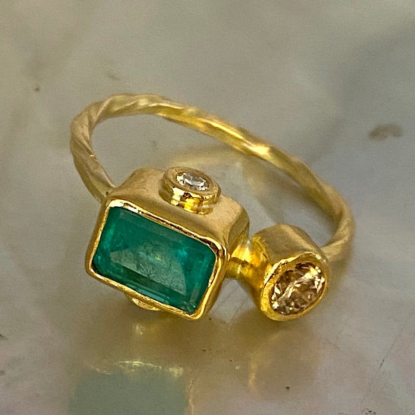 Cocktail 18K & 22K Gold Ring w. Emerald & Diamonds