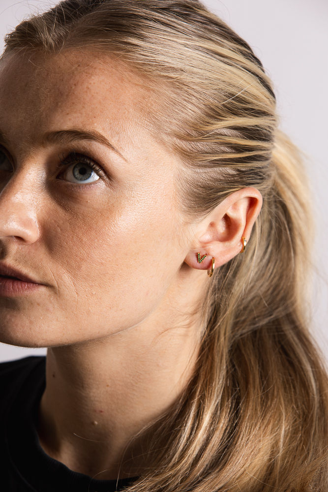 IX V 22K Gold Plated Stud w. Zirconia