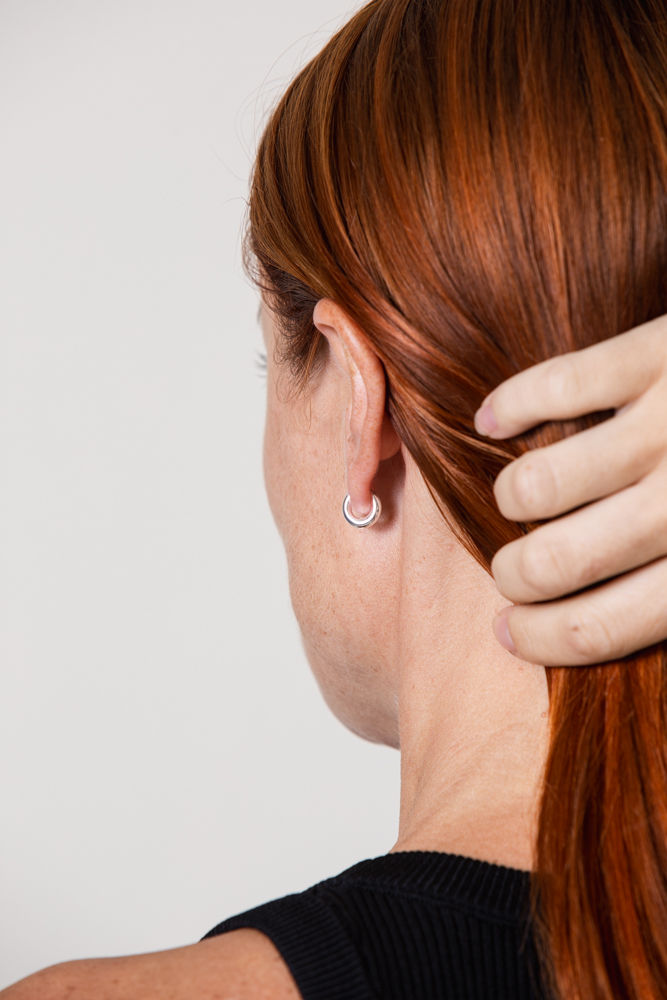 IX Reese Silver Huggie Ohrring