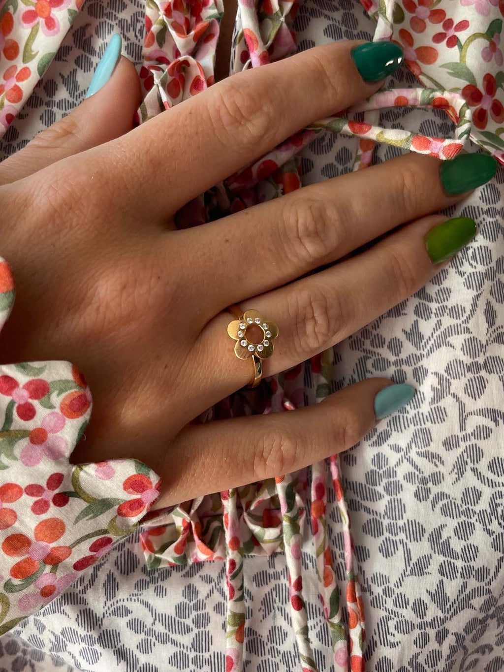 Flower Power Goldring aus 18K I Diamanten