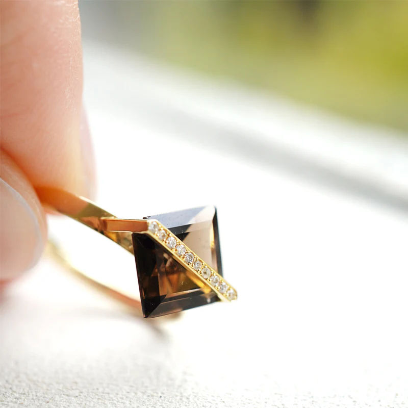 Band 18K Gold Ring w. Smoky Quartz & Diamonds