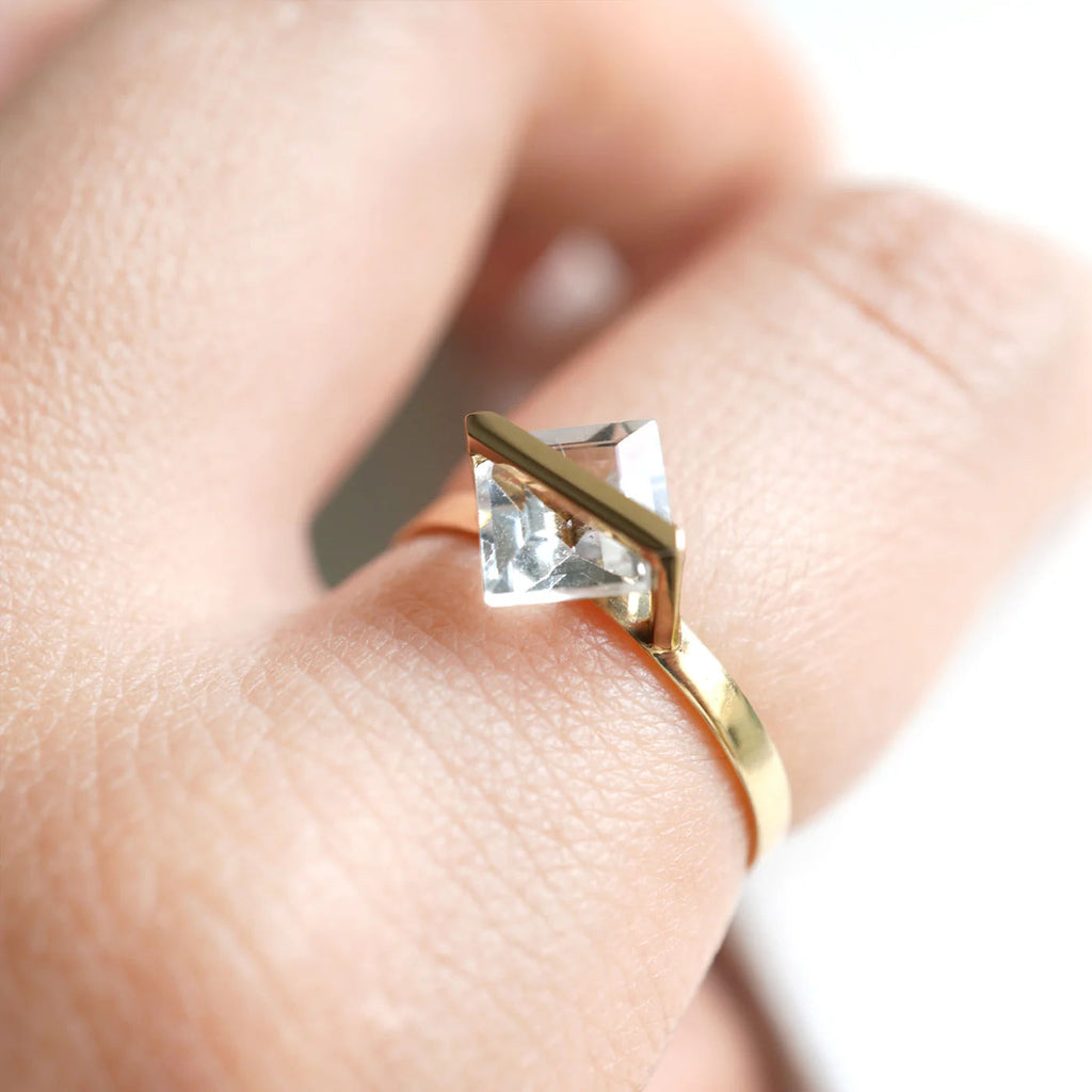 Band 10K Gold Ring w. White Quartz