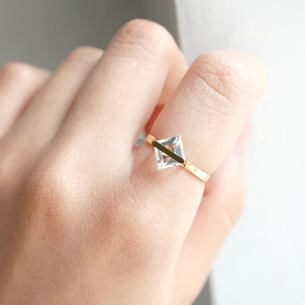 Band 10K Gold Ring w. White Quartz