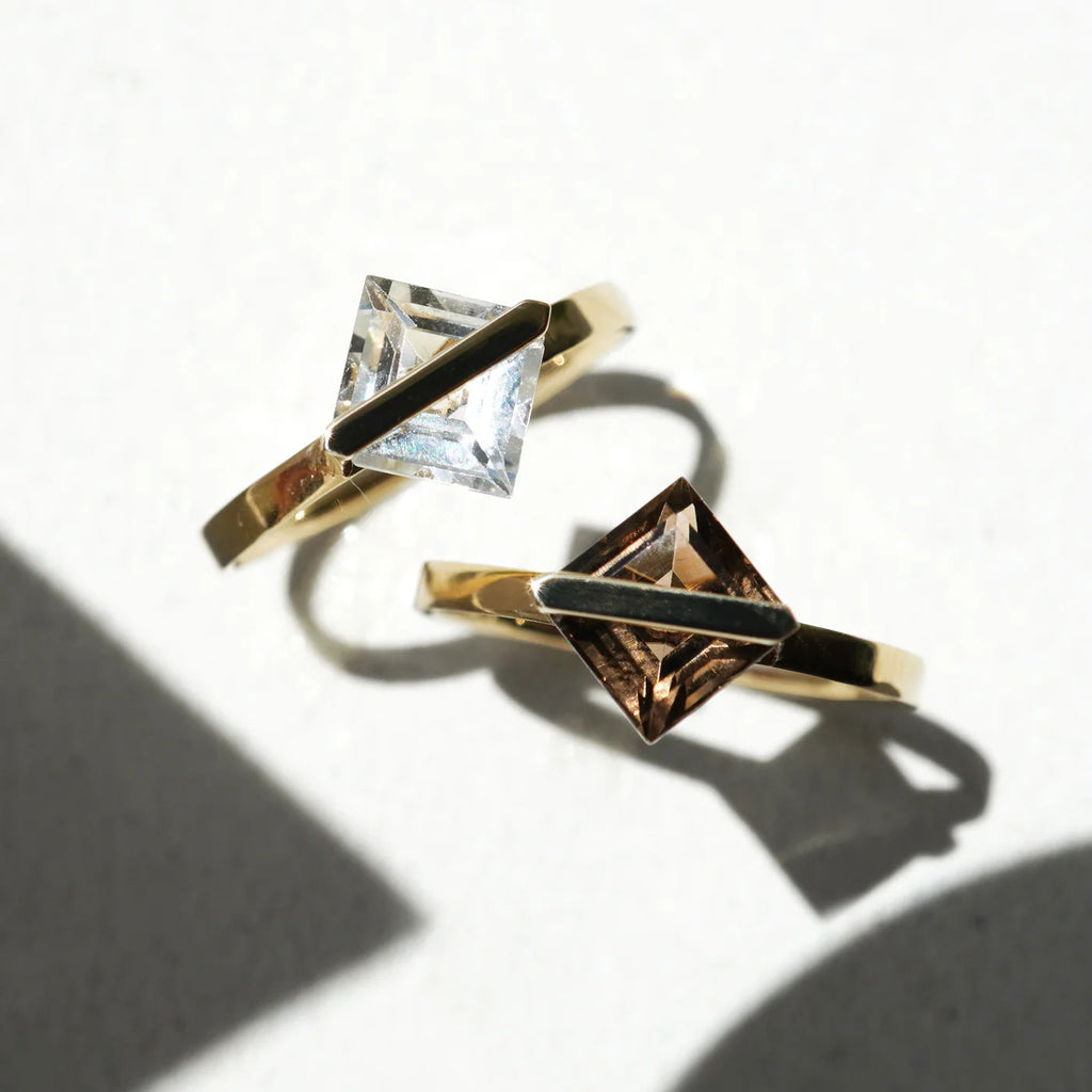 Band 10K Gold Ring w. White Quartz