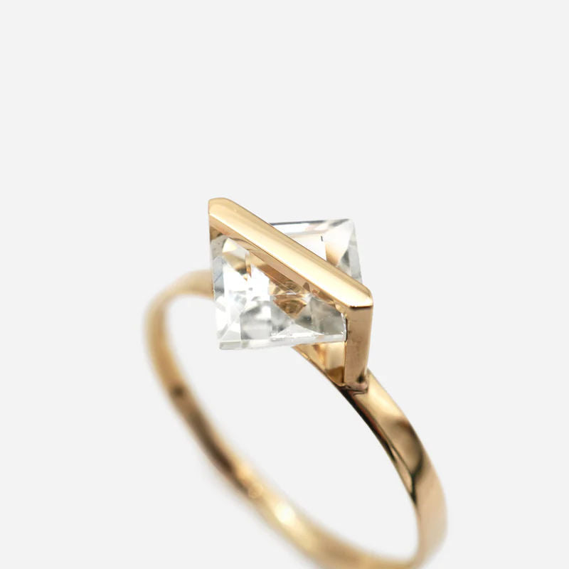 Band 10K Gold Ring w. White Quartz
