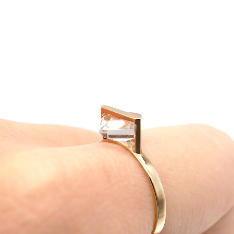 Band 10K Gold Ring w. White Quartz