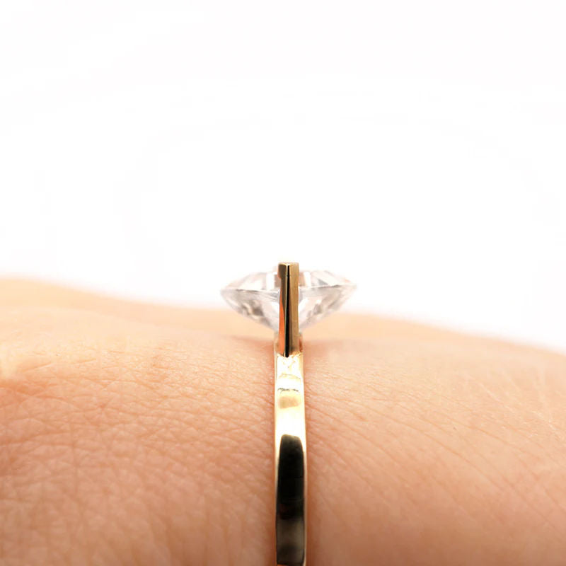 Band 10k Gold Ring w. Weißer Quarz