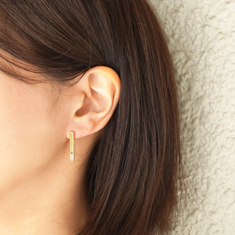 Moving L 18K Gold Earring w. Diamonds