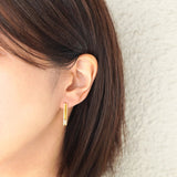 Moving L 18K Gold Earring w. Diamonds