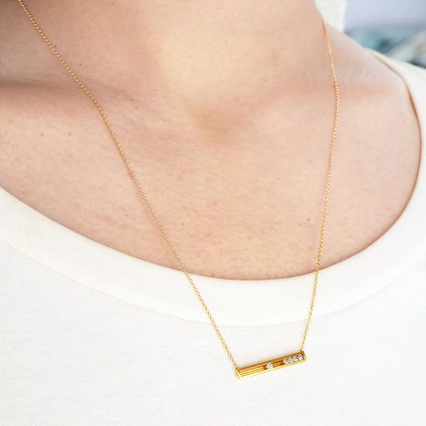 Moving 5 18K Gold Necklace w. Diamonds