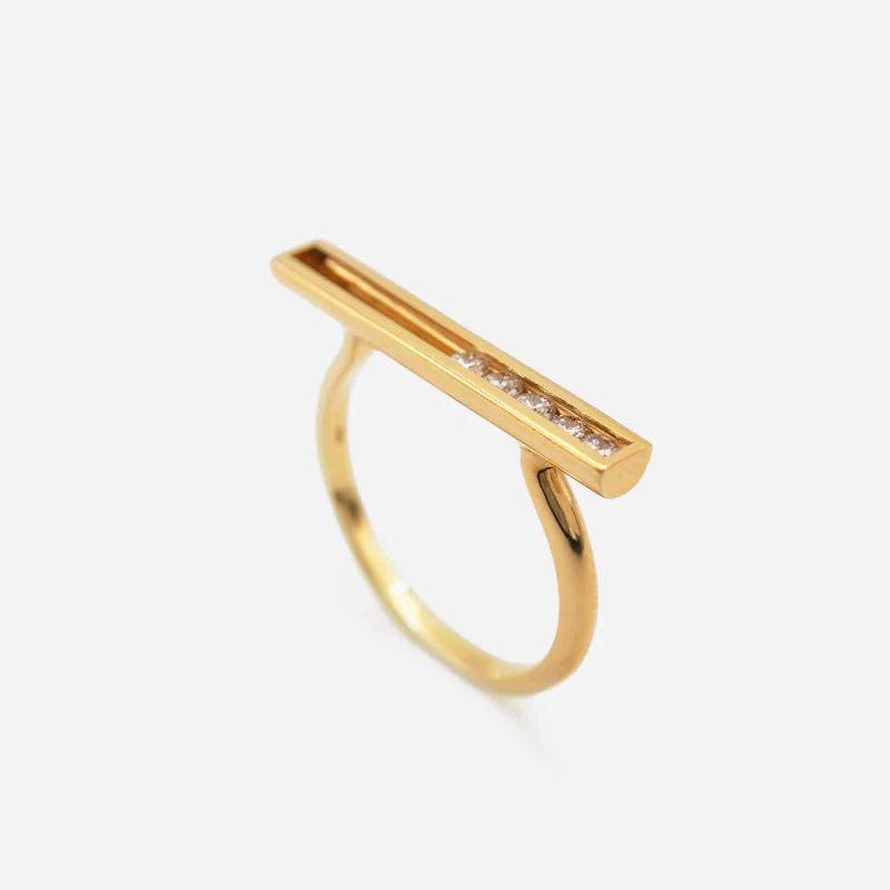 Moving 5 18K Gold Ring w. Diamonds