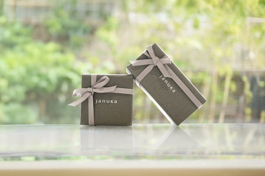 Band 10K Gold Necklace w. White Quartz