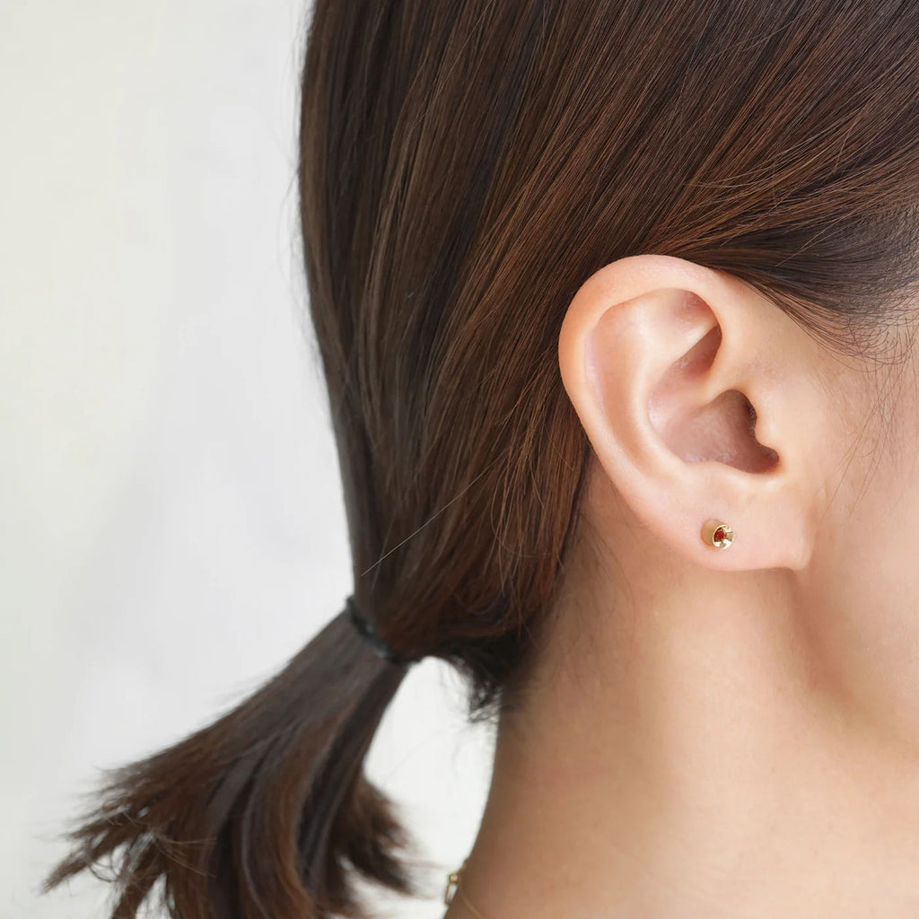Spot Single 18K & 10K Earring w. 2,5mm Garnet