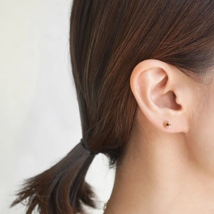 Spot Single 18K & 10K Earring w. 2,5mm Garnet