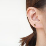 Spot Single 18K & 10K Ørering m. 2,5mm Peridot