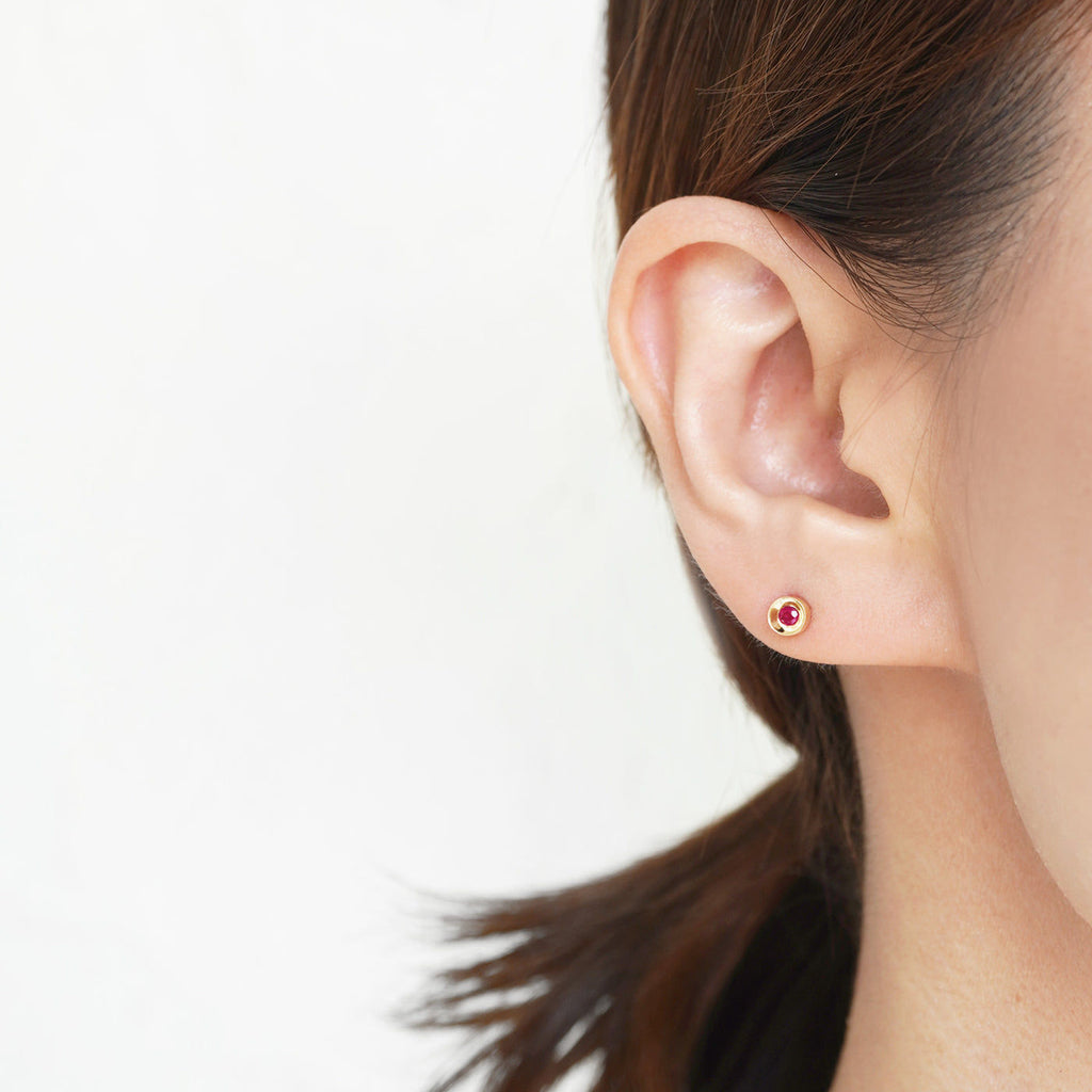 Spot Single 18K & 10K Earring w. 2,5mm Ruby
