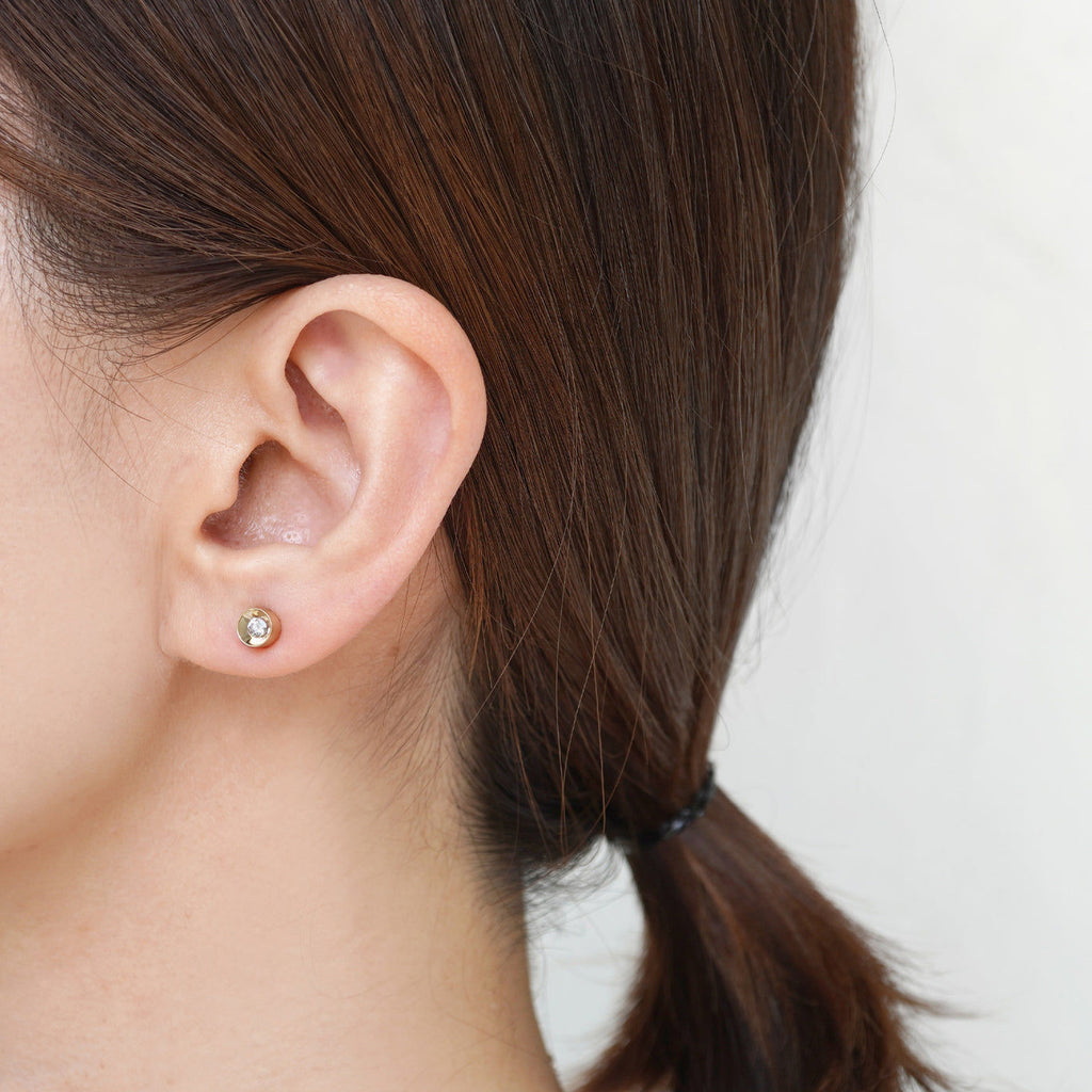 Spot Single 18K & 10K Earring w. 3mm Moonstone