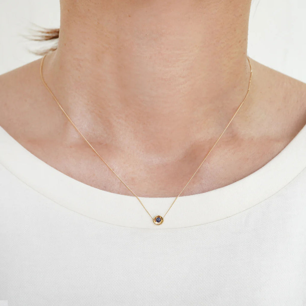 Spot 10K Necklace w. 2,5mm Sapphire
