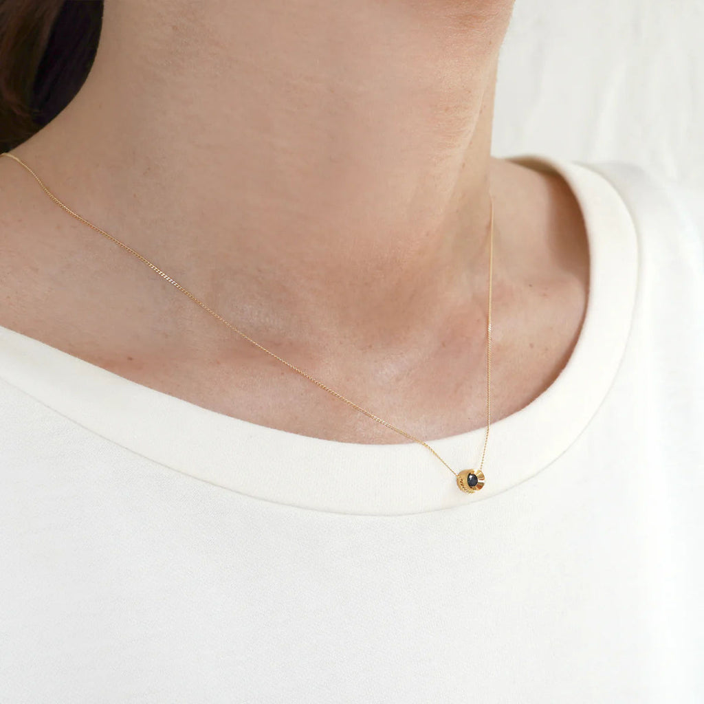 Spot 10K Necklace w. 2,5mm Sapphire