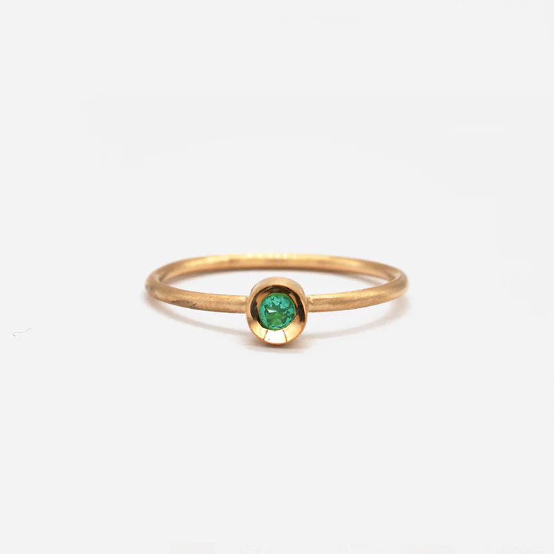 Spot Ring 10K Gold Ring w. Emerald