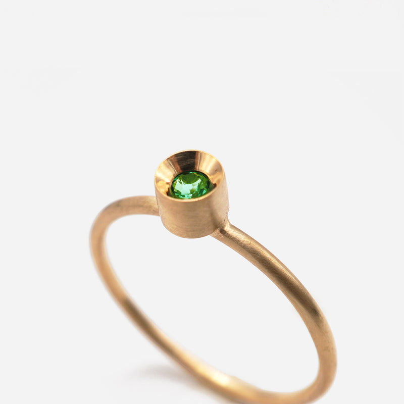 Spot 10K Guld Ring m. Smaragd