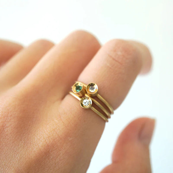 Spot Ring 10K Gold Ring w. Emerald