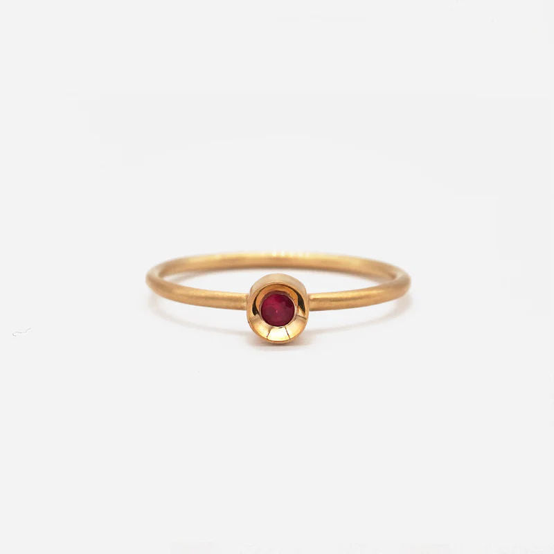 Spot 10k goldener Ring w. Rubin
