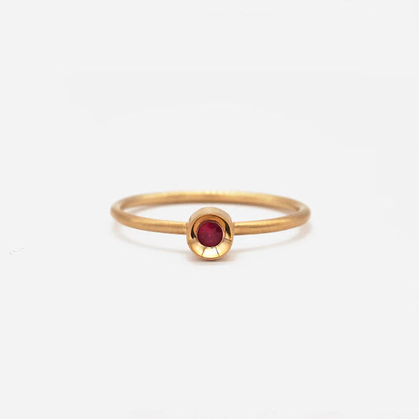 Spot Ring 10K Gold Ring w. Ruby