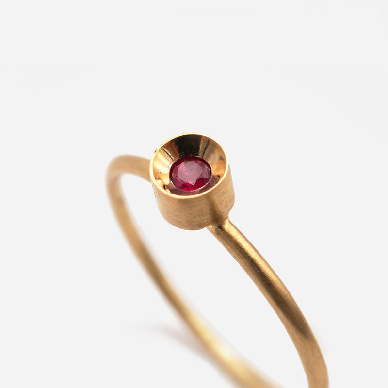 Spot Ring 10K Gold Ring w. Ruby