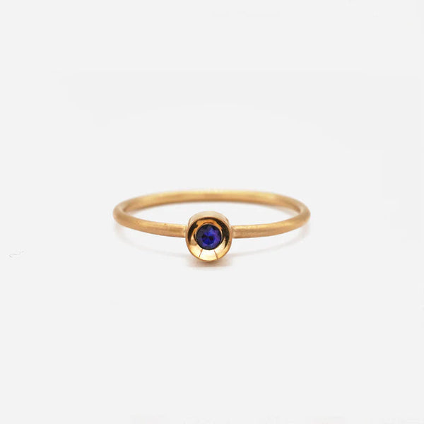 Spot Ring 10K Gold Ring w. Sapphire