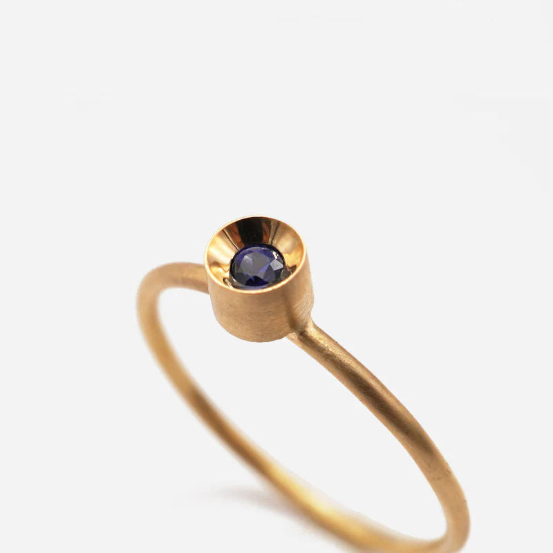 Spot Ring 10K Gold Ring w. Sapphire