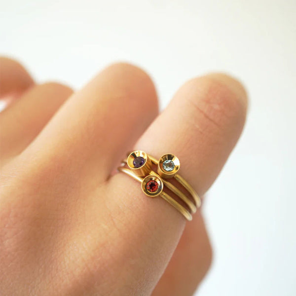 Spot Ring 10K Gold Ring w. Garnet