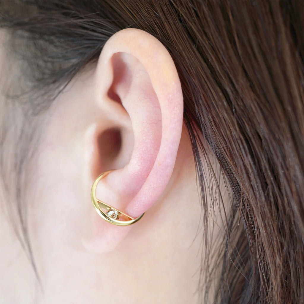 Tip S 18K Gold Ear Cuff w. Diamond