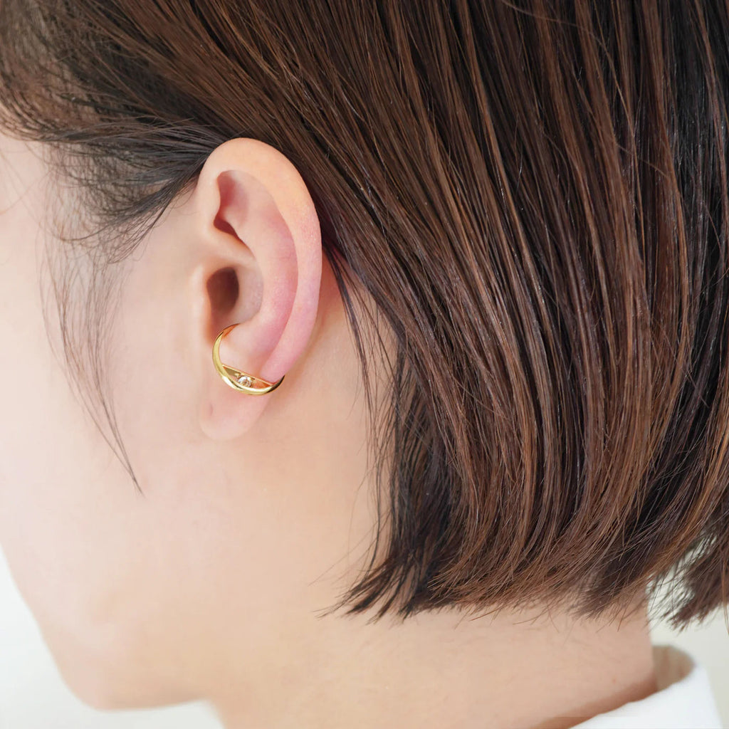 Tip S 18K Gold Ear Cuff w. Diamond