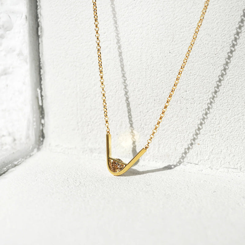 Tip 10K Gold Necklace w. Diamond