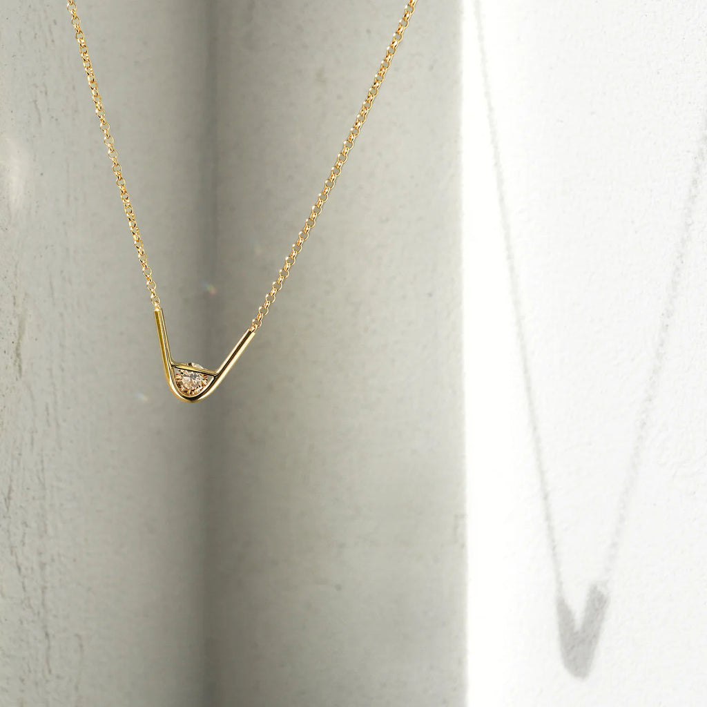 Tip 18K Gold Necklace w. Diamond