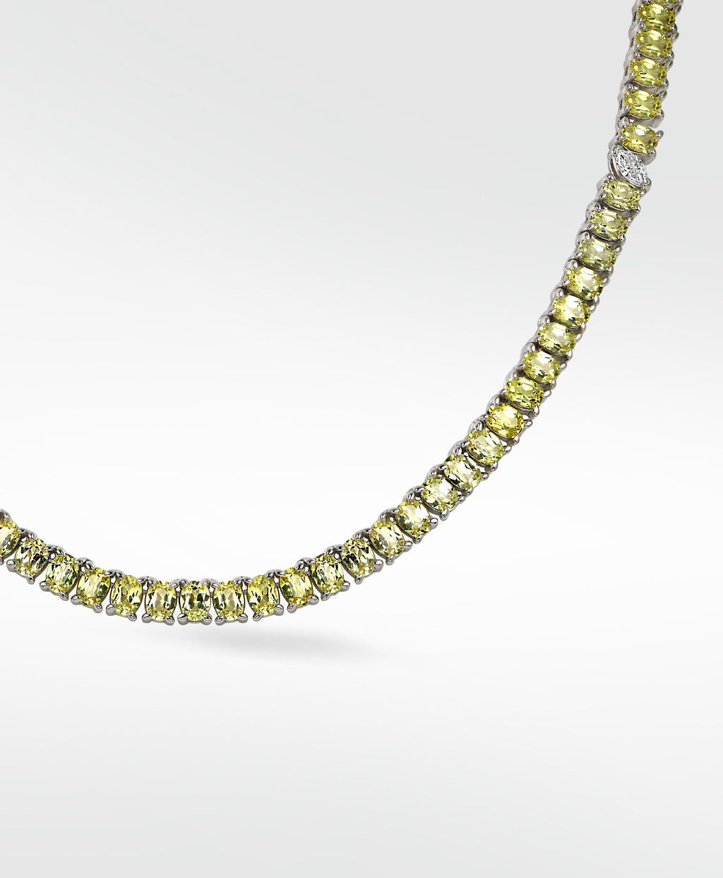 Veto Lux Oval 14k Gold Halskette w. Diamanten und Saphire im Laborgewachsen