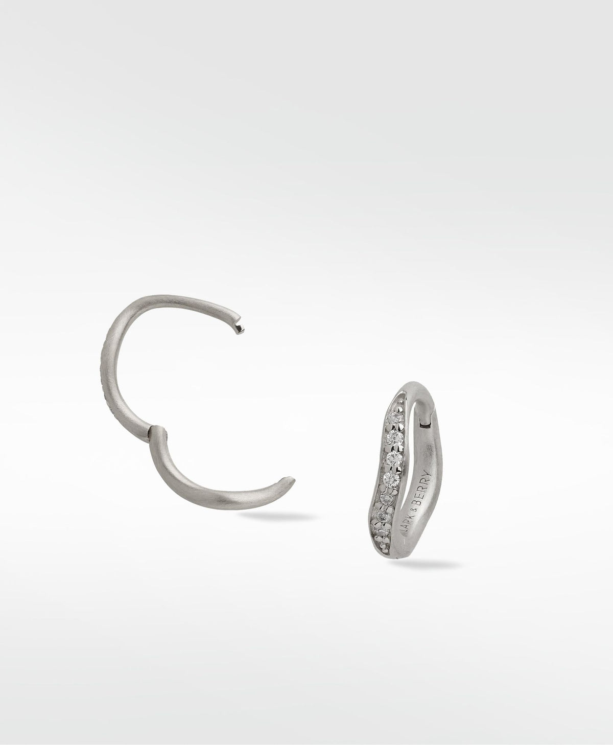 Dune Medium Brushed 14K Whitegold Earring w. Lab-Grown Diamonds