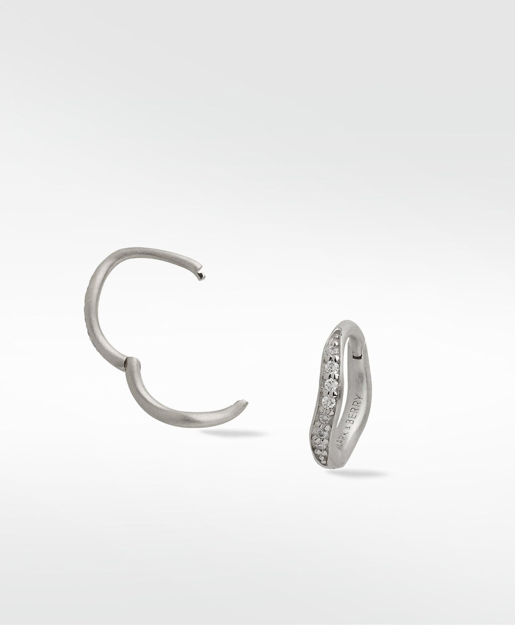 Dune Medium Brushed 14K Whitegold Earring w. Lab-Grown Diamonds