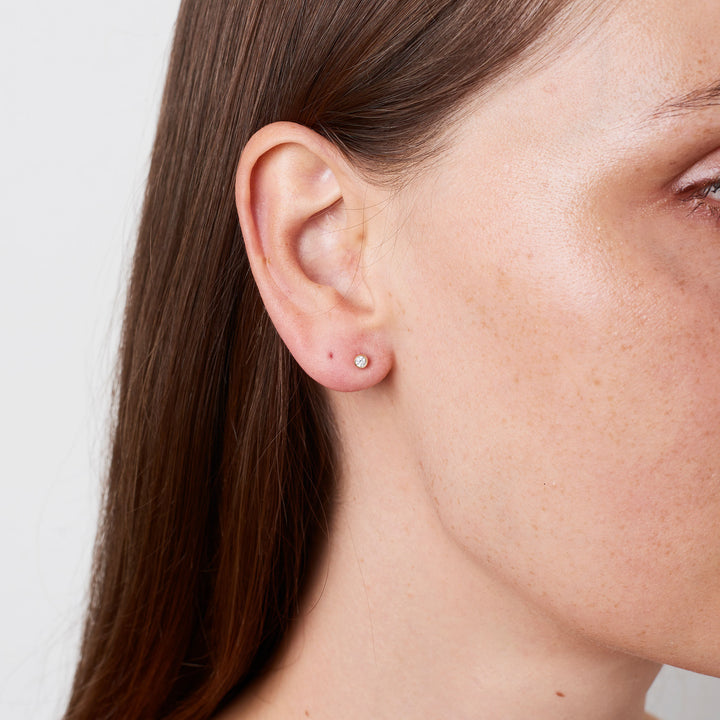 Solitaire 14K Gold Studs w. 0.10 ct Diamond