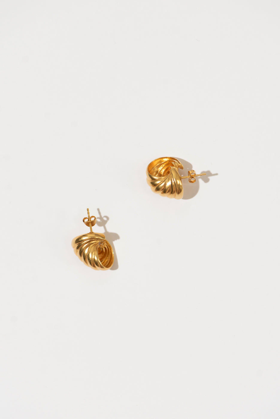 The Sea Creatures 18K vergoldete Hoops 