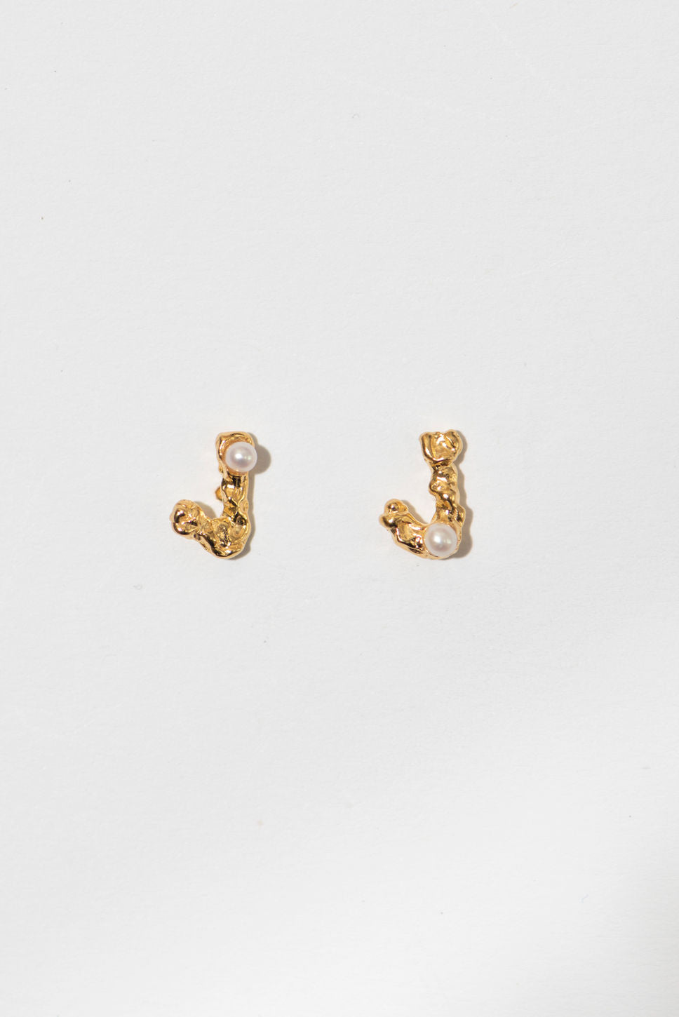 Bogstavet 18K Forgyldte Ørestik m. Perle