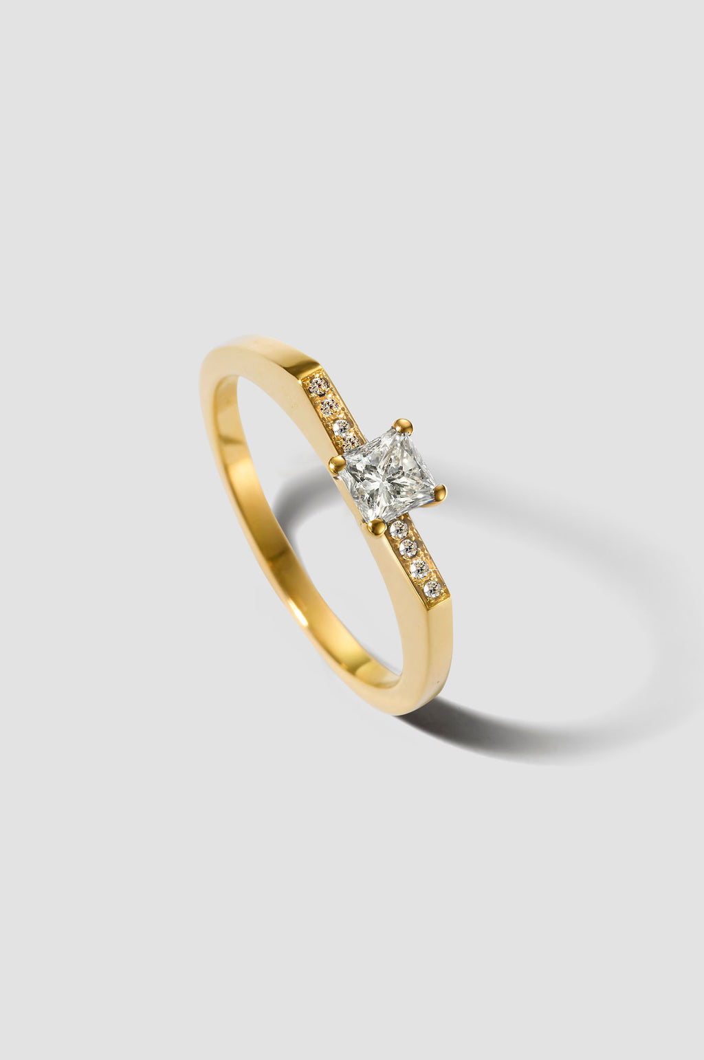 Anthology 18 18K Gold Ring w. Diamonds