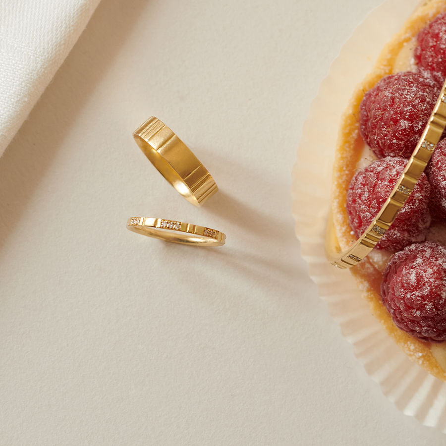 Lovelines Chapters Wedding 18K Gold Ring w. Diamonds