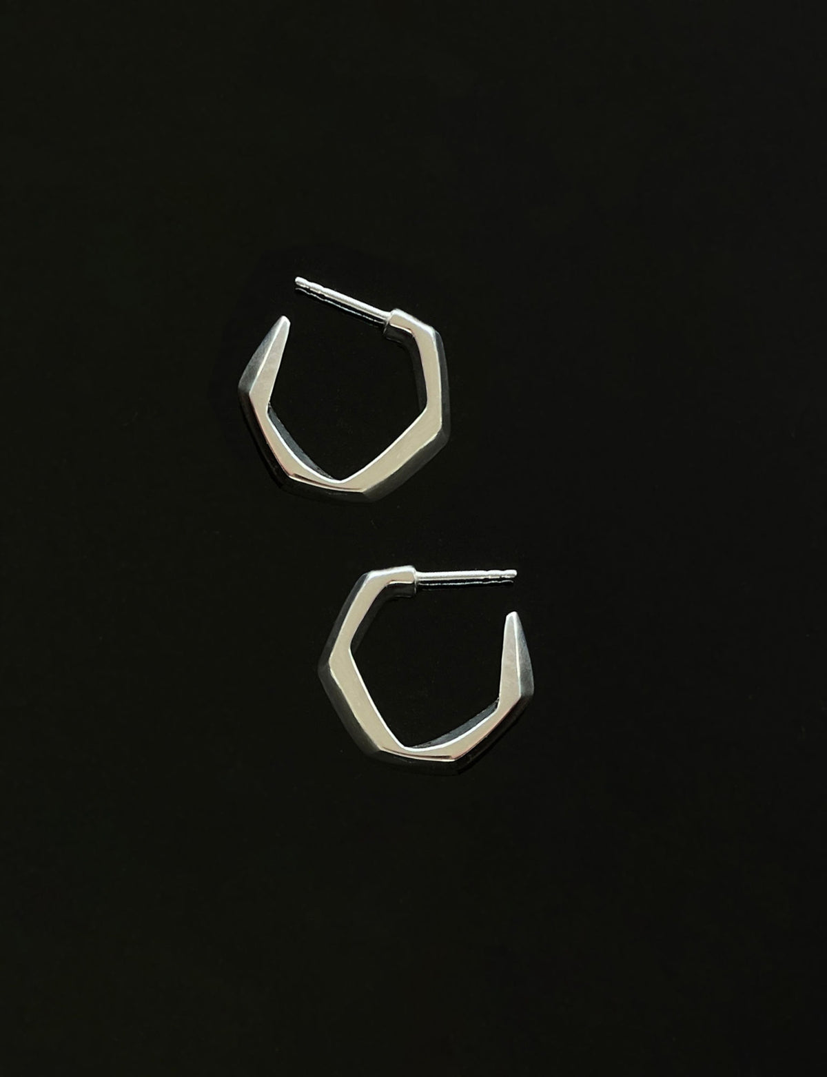 Asymmetric Medium Sølv Hoops