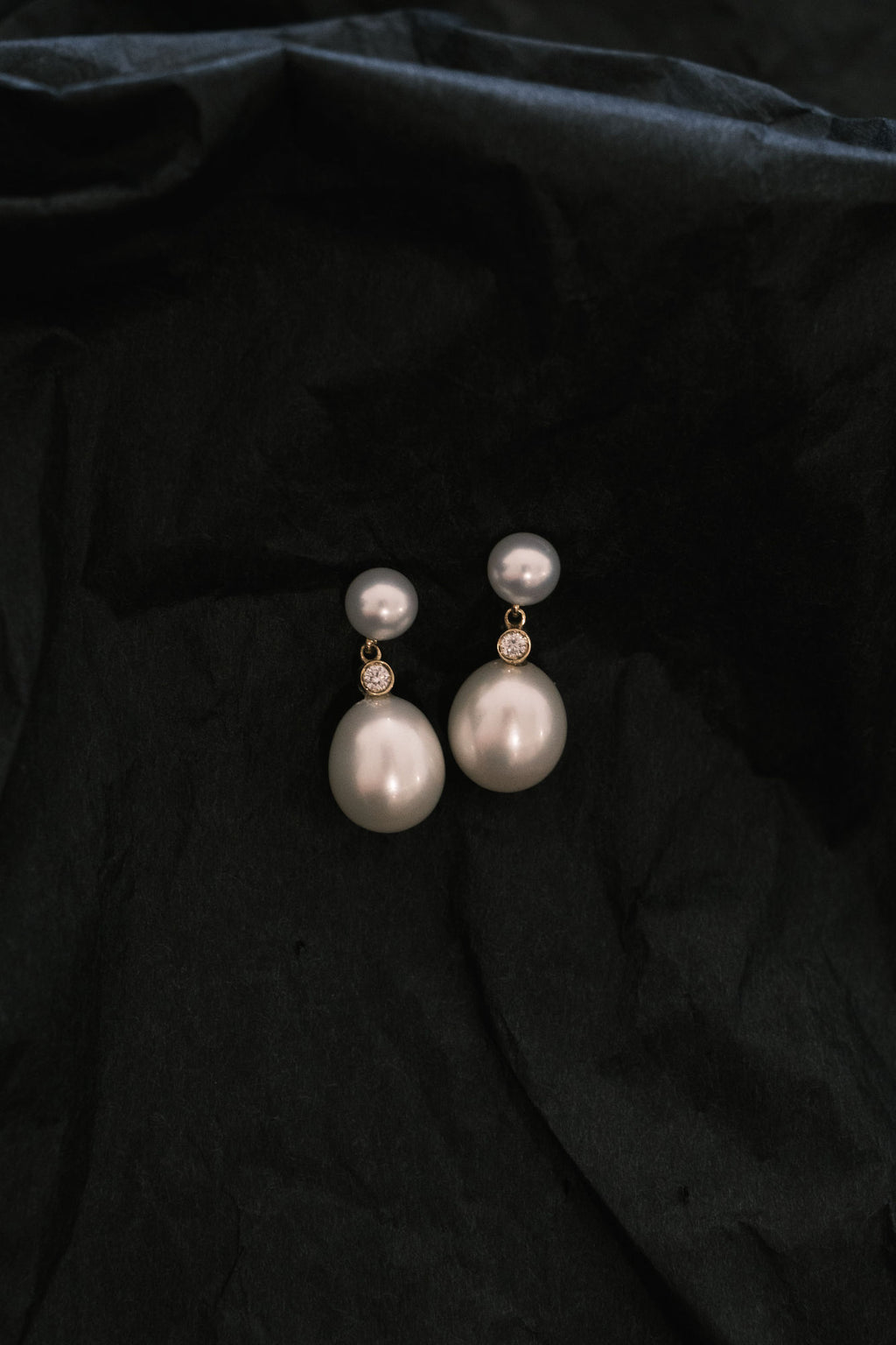 Ovales Duo 18k Gold Drop Ohrringe w. Perlen & Diamanten