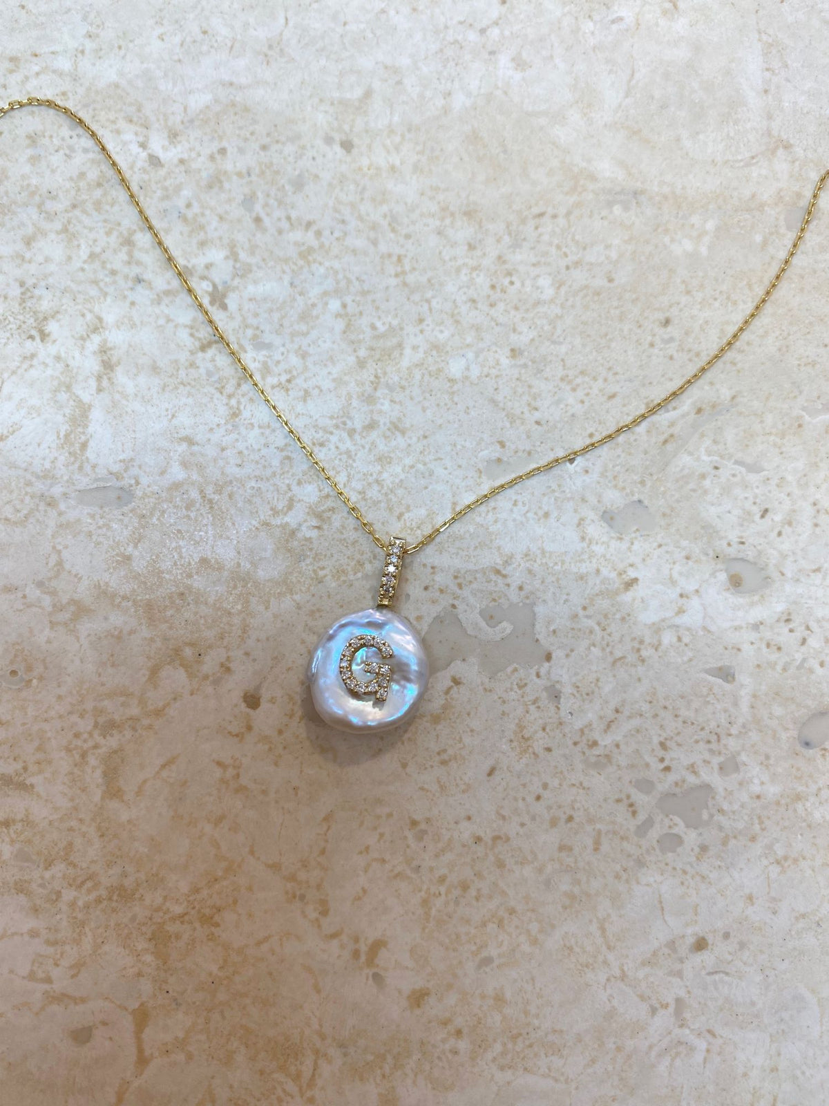 Diamant anfänglicher Blütenblatt 18K Gold Charme Halskette